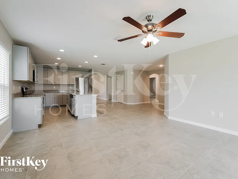 702 Yeager Ct — Photo 5