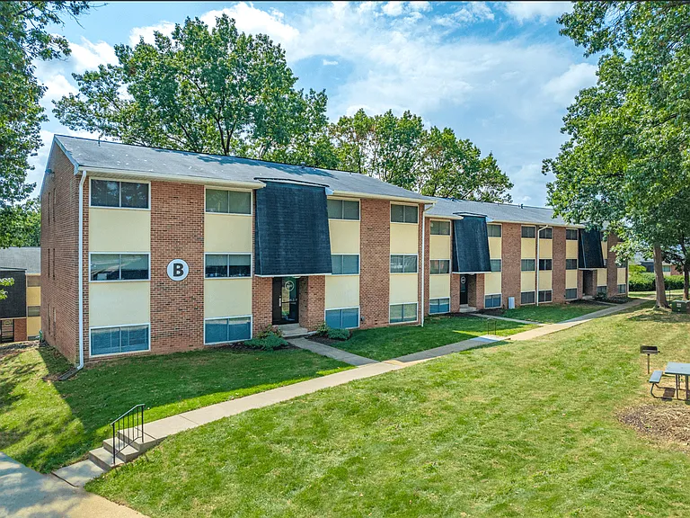 Hillside Apartments — Photo 22