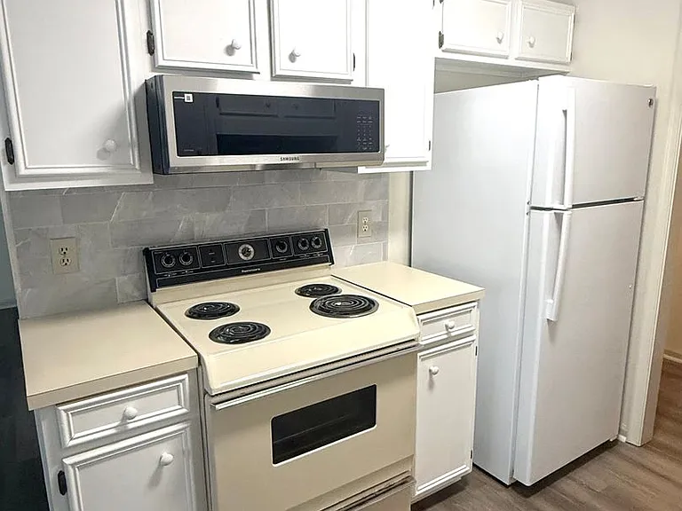 403 Wormwood Ln #B — Photo 3