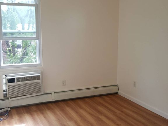 4th image of 838 Elton St