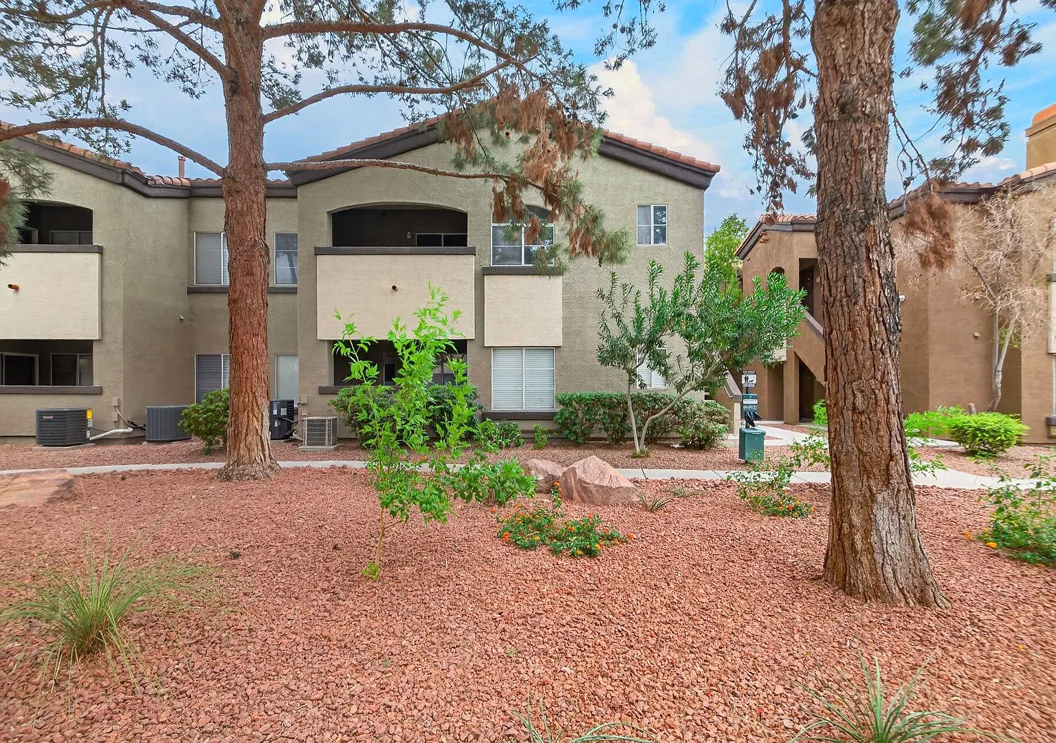 Immaculate 3-Bedroom 2-Bath Upstairs Condo In Guard-Gated Sedona Condos — Photo 1