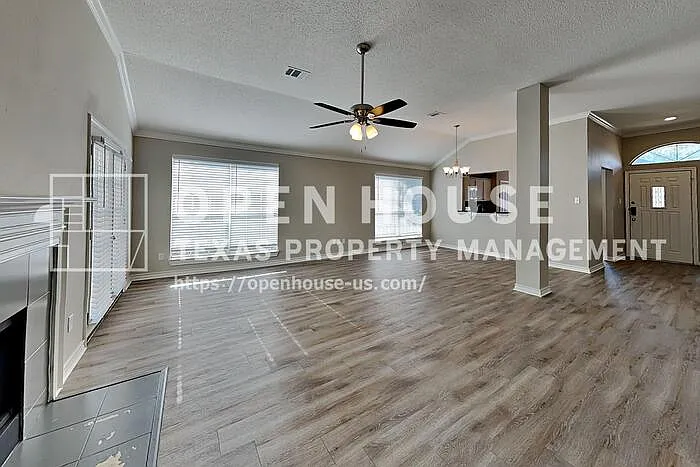 800 Stone Trail Dr — Photo 3