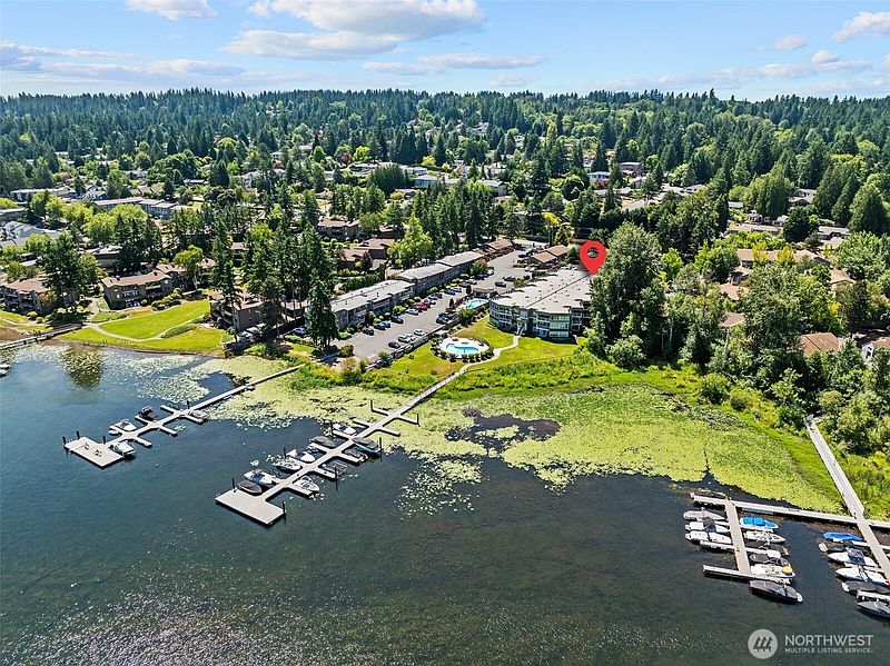3rd image of 4214 W Lake Sammamish Pkwy NE #102
