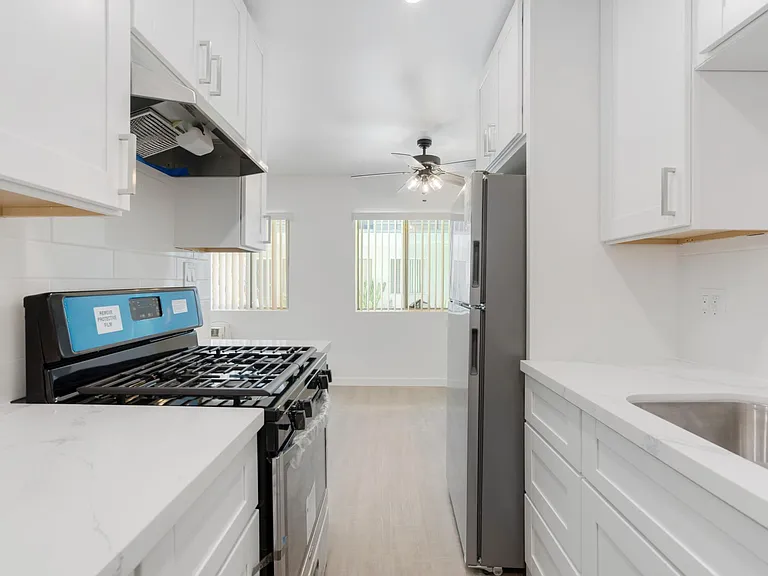 323 E Chestnut St #19 — Photo 10