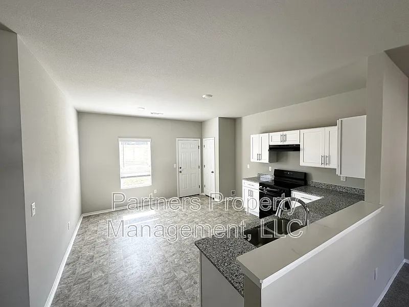 5 bed, 3.5 bath, 2362 sqft, $1,750 — Photo 4