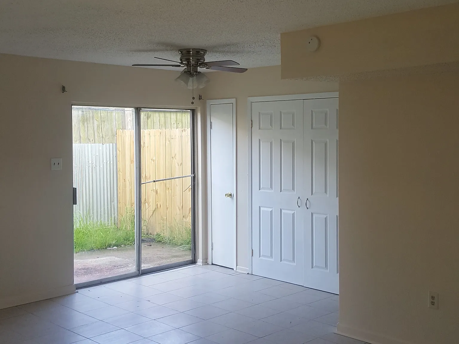 2 bed, 1.5 bath, 1000 sqft, $1,200 — Photo 3