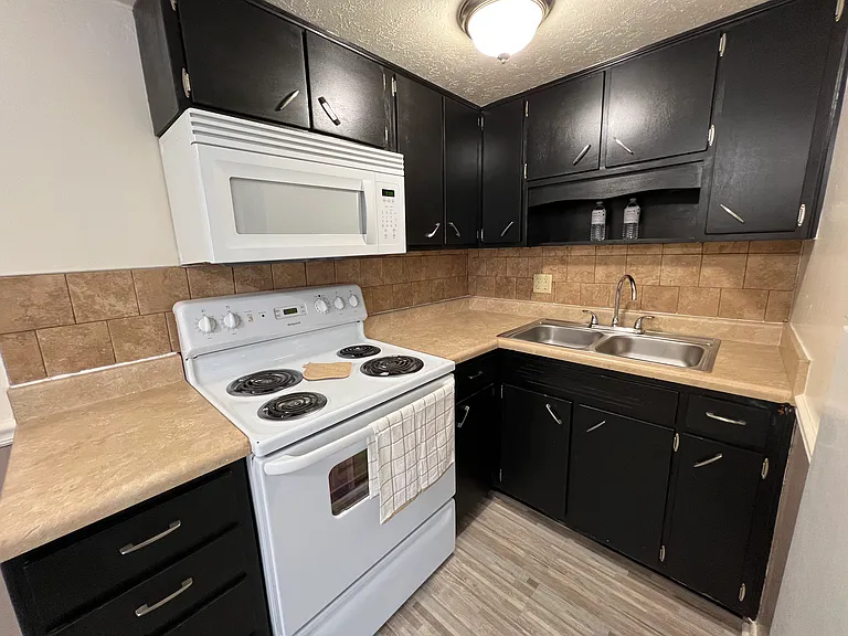 Mayfair Apartments — Photo 104