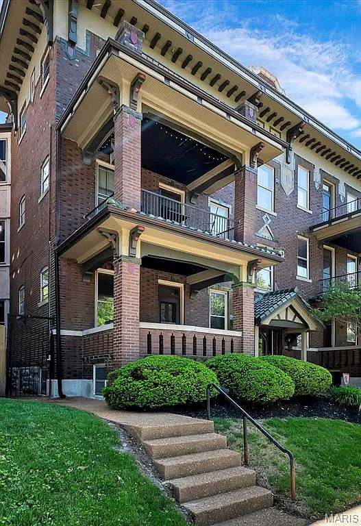 2 bed, 1.5 bath, 1239 sqft, $2,300 — Photo 1