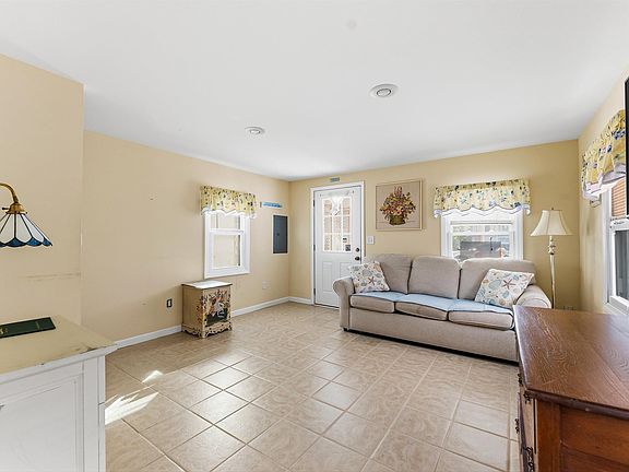 4th image of 2912 Asbury Ave