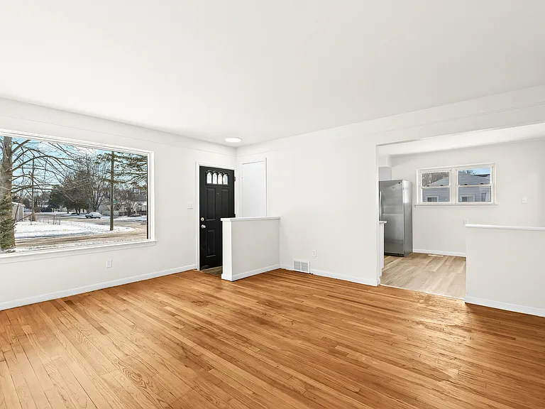 18405 Gillman St — Photo 3