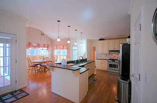2nd image of 1090 Parkland Run SE