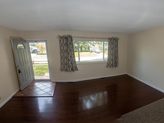 3rd image of 565 Wren Dr