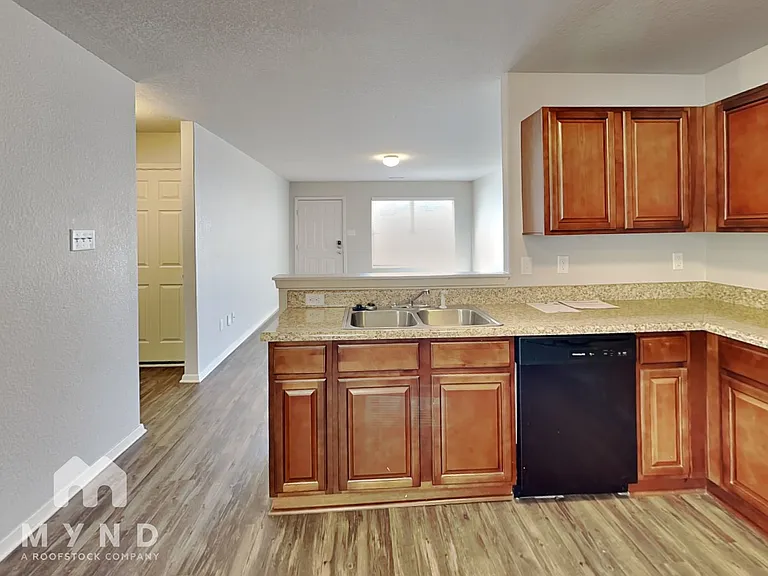 9176 Pleasant Valley Dr — Photo 2