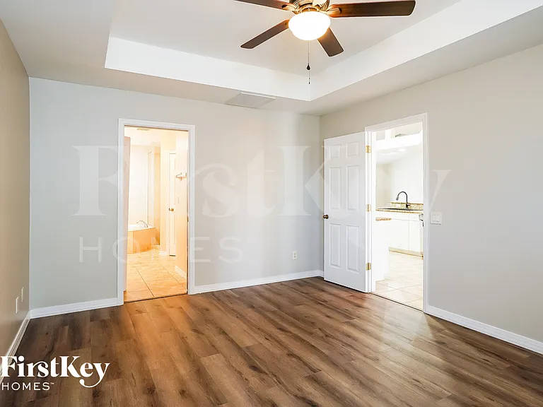 4028 NE 10th Pl — Photo 8
