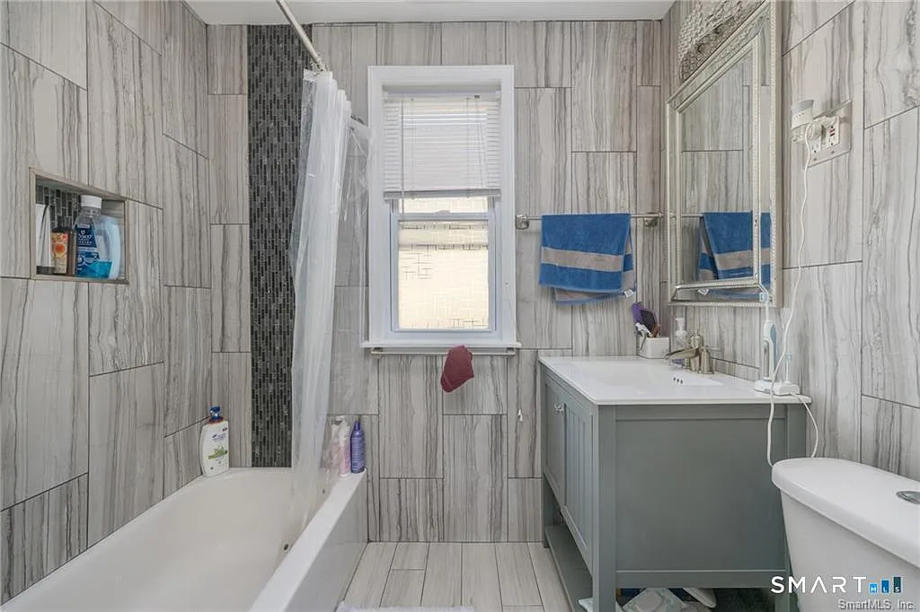 3 bed, 1.0 bath, 1232 sqft, $2,000 — Photo 4