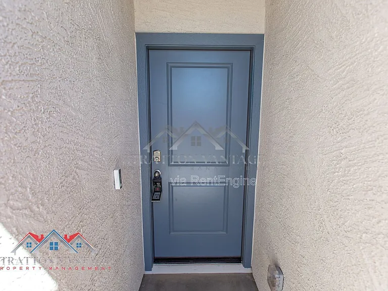 1330 W Hess Ave — Photo 5