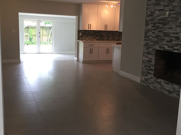 4th image of 310 NE 58th Ct