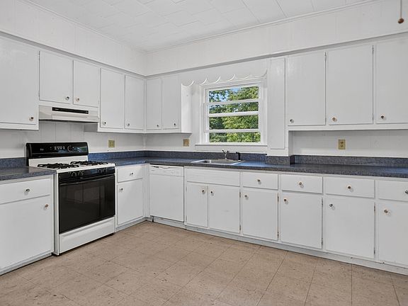 3rd image of 120 Edinboro St