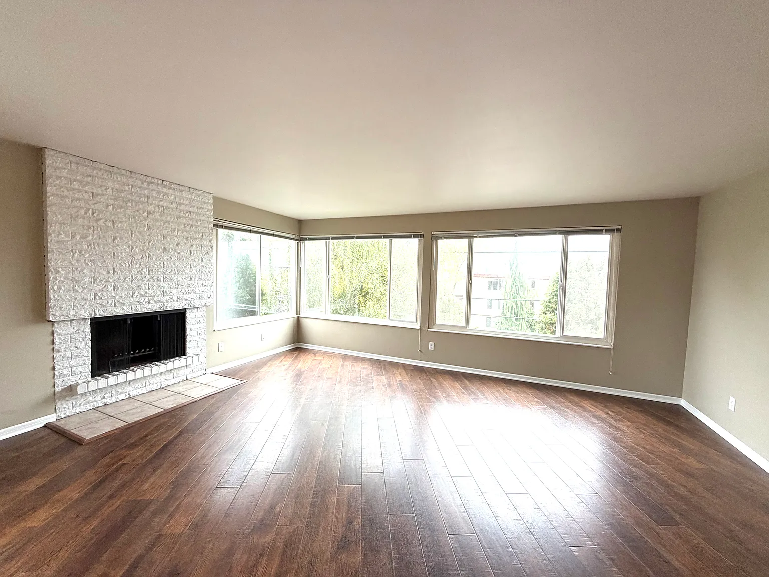 2 bed, 1.5 bath, 990 sqft, $2,426 — Photo 2