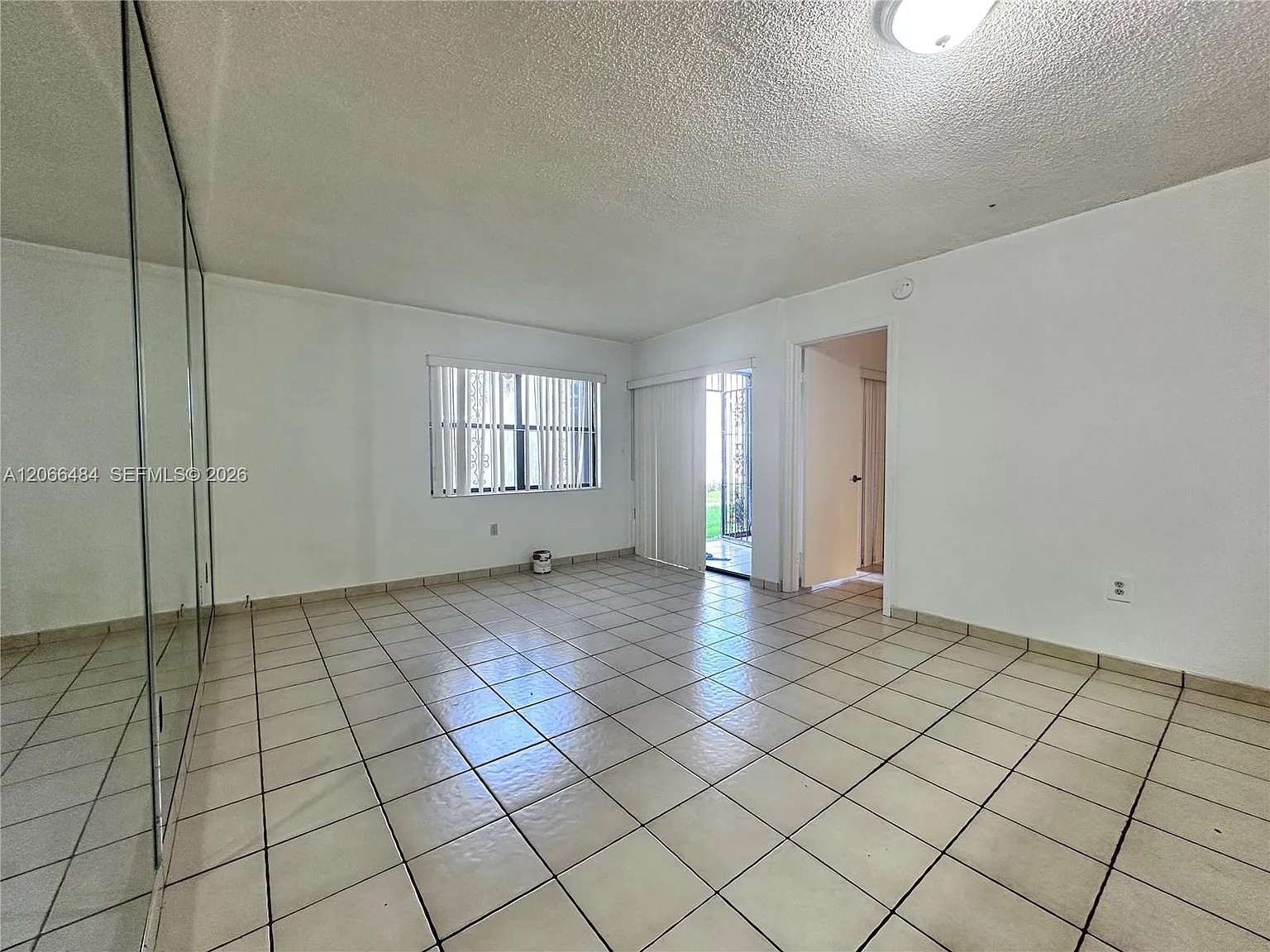Lago Grande Five-C Condo — Photo 2