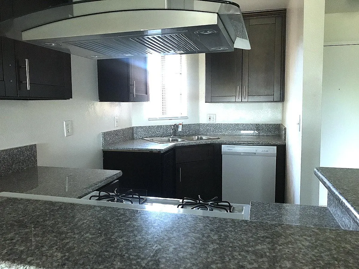 2 bed, 800 sqft, $2,400 — Photo 2