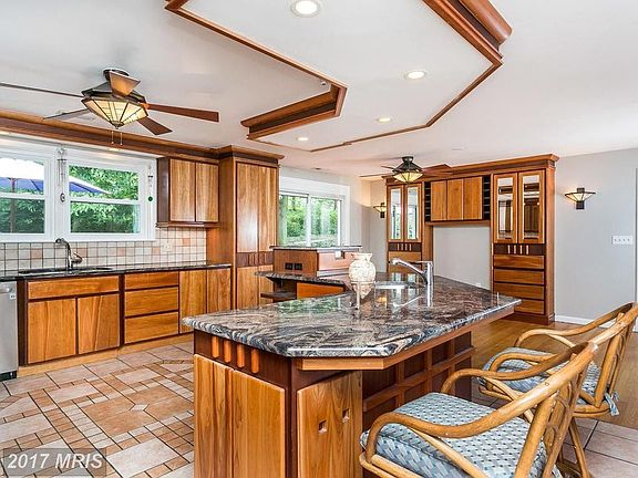 Breakfast Bar/Built-Ins