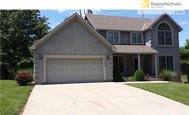 Welcome to 1787 SW Summit Valley Drive in popular Summit Crossings.