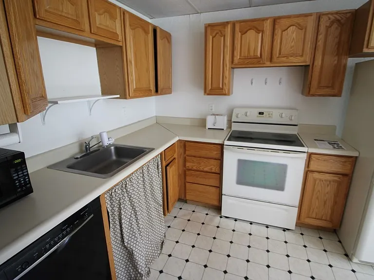 3766 Lyle Ave — Photo 2