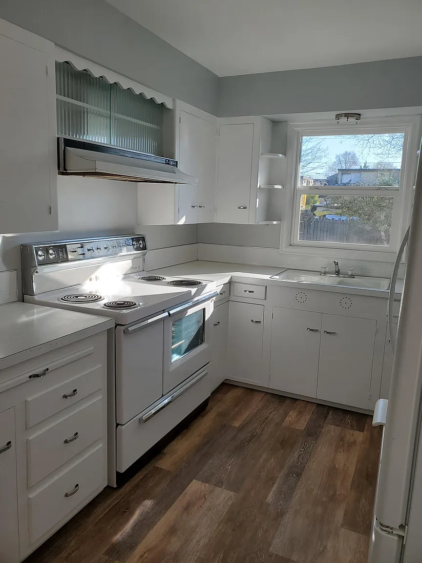 142 NW Garibaldi St photo 1
