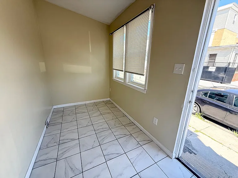 7275 Saybrook Ave — Photo 4