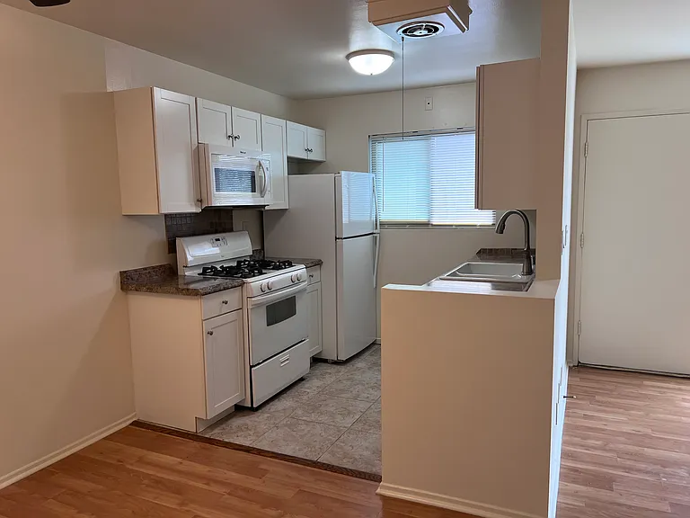 2601 W Victory Blvd #J — Photo 7