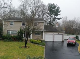 18 Burgundy Ln, Nesconset, NY 11767