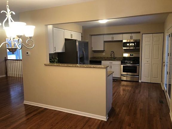 4th image of 10 Hampshire Ct