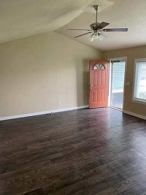 3 bed, 1.5 bath, 1092 sqft, $1,425 — Photo 2