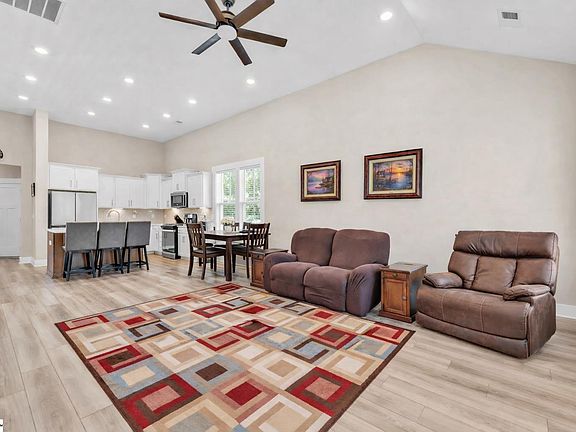 5th image of 10 Thornfield Dr