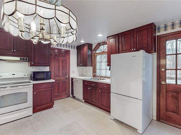 3rd image of 96 Maple Hill Dr