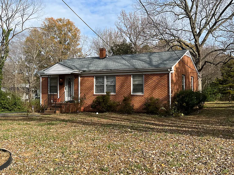 1002 Sykes Ave 3 BR, 1.5 Ba, LR, Den, +
New roof, architectural shingles. Large pecan tree. Extra lot.