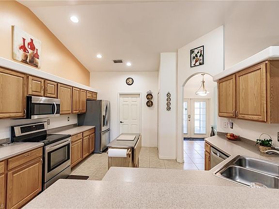 5th image of 919 NE 9th St