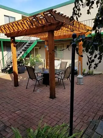 2 bed, 650 sqft, $1,200 — Photo 1