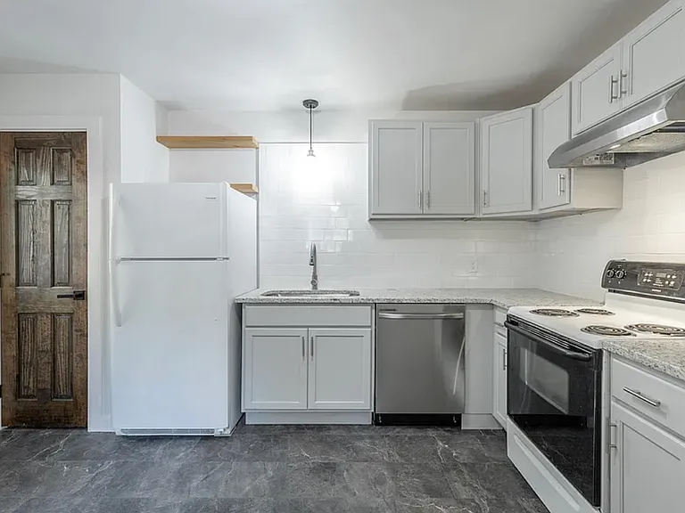167 W Ridgewood Ave — Photo 2