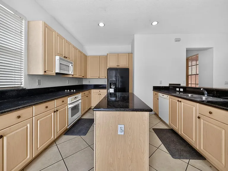 625 SW 146th Ter — Photo 28