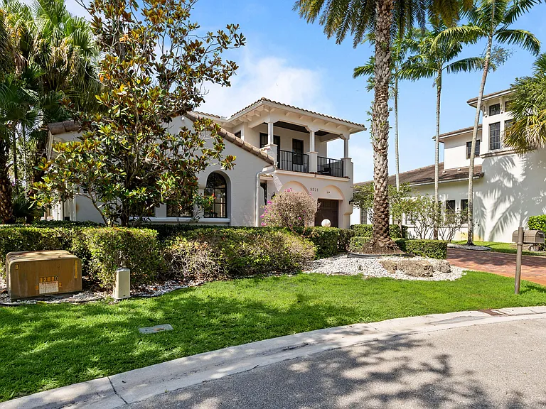 9521 Eden Mnr — Photo 17