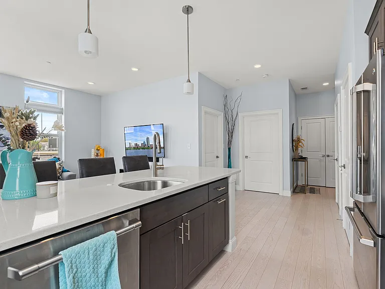 170 W Broadway #413 — Photo 11