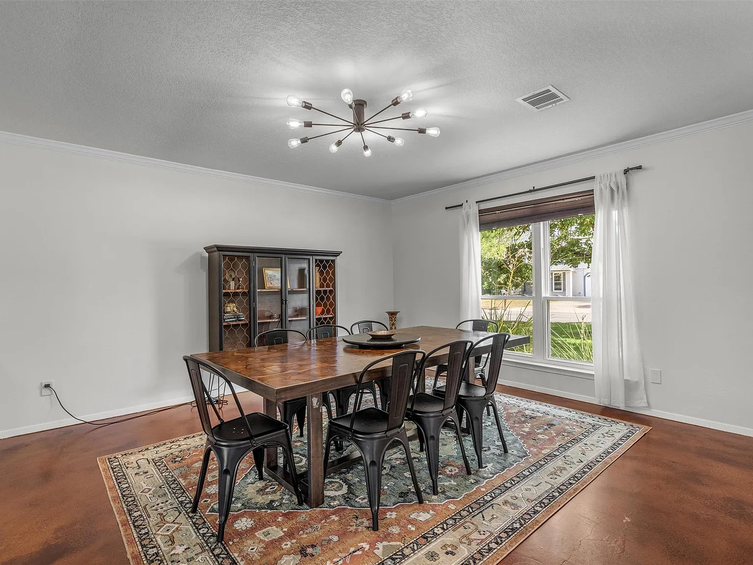 4 bed, 2.5 bath, 2111 sqft, $2,850 — Photo 4