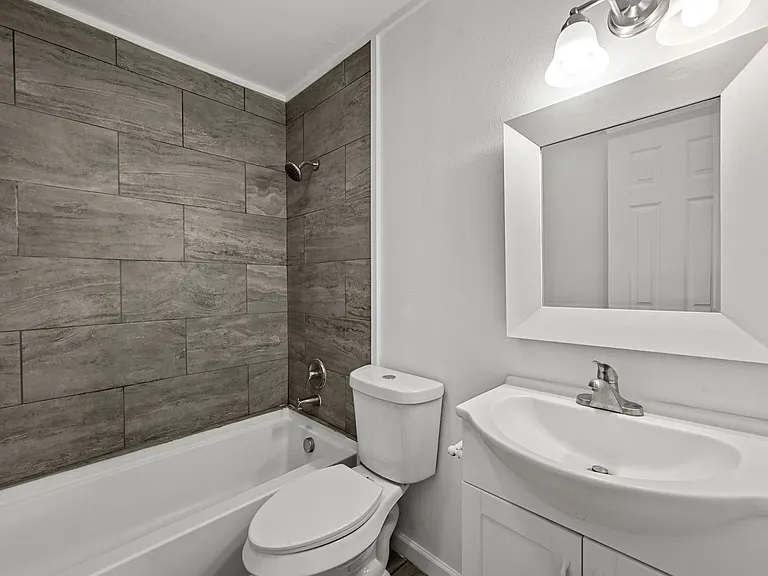 2029 Greenwood Rd — Photo 10