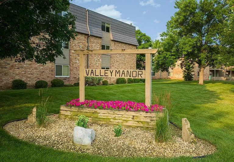 Valley Manor Apartments — Photo 4