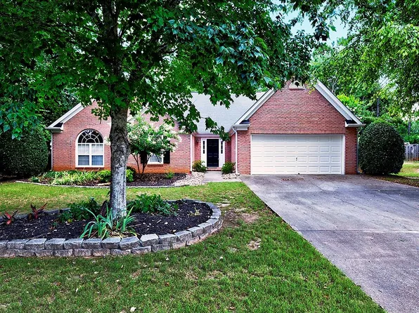 570 Olde Lauren Ct, Alpharetta, GA 30022