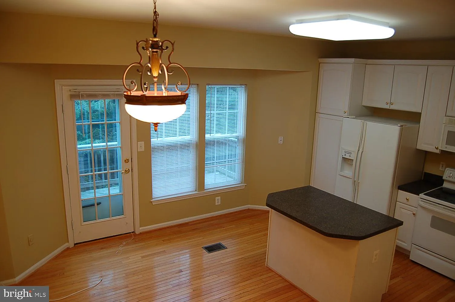 Glen Oaks Condo — Photo 2