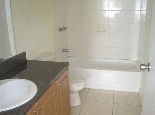 5th image of 600 Nottingham Cir APT J