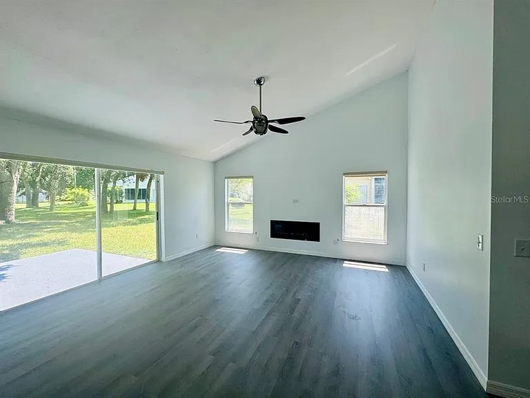 215 Hollowbrook Cir — Photo 11